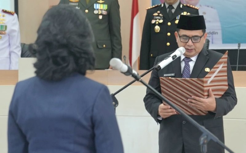 PELANTIKAN. Wali Kota Makassar, Munafri Arifuddin, secara resmi melantik dan mengambil sumpah janji Nielma Palamba sebagai Pj Sekda Kota Makassar di Kantor Balai Kota Makassar, Senin (28/4/2025). foto: istimewa
