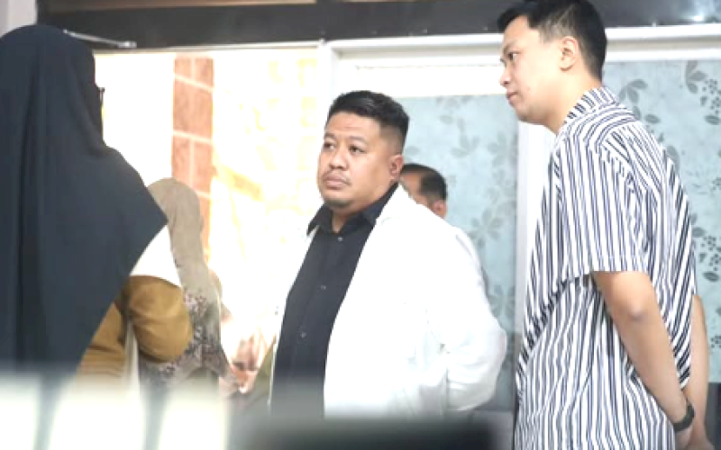 KUNJUNGAN. Ketua Komisi D DPRD Makassar, Ari Ashari Ilham, melakukan tinjauan lapangan ke sejumlah sekolah di Makassar untuk mengevaluasi sarana dan prasarana sanitasi, terutama toilet sekolah, Selasa (7/1/2025). foto: istimewa