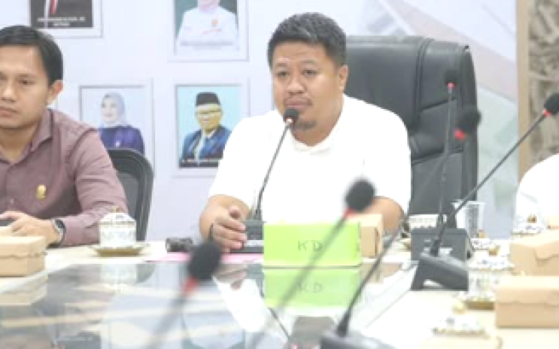 RDP. Ketua Komisi D DPRD Makassar, Ari Ashari Ilham, memimpin Rapat Dengar Pendapat (RDP) untuk membahas masalah 1.377 siswa yang tidak terdaftar dalam Data Pokok Pendidikan (Dapodik), Kamis (23/1/2025). foto: istimewa