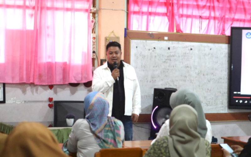 KUNJUNGAN. Ketua Komisi D DPRD Makassar, Ari Ashari Ilham, melakukan tinjauan lapangan ke sejumlah sekolah di Makassar untuk mengevaluasi sarana dan prasarana sanitasi, terutama toilet sekolah, Selasa (7/1/2025). foto: istimewa