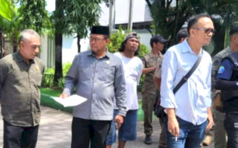 TERIMA ASPIRASI. DPRD Kota Makassar menerima aspirasi Aliansi Buruh dan Mahasiswa Menggugat (ABMM), Rabu (5/1/2025). foto: istimewa