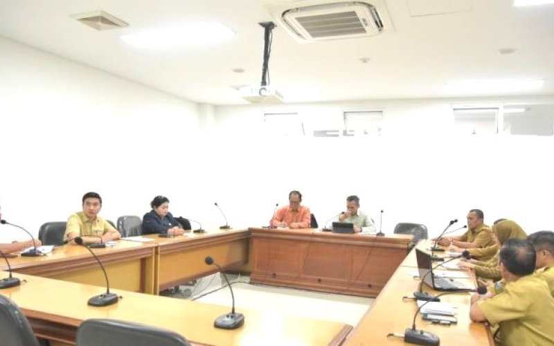 RAPAT. Komisi III DPRD Provinsi Sulbar kembali menggelar rapat monitoring dan evaluasi terkait perkembangan Ranperda tentang RTRW Provinsi Sulbar, Selasa (4/3/2025). foto: istimewa
