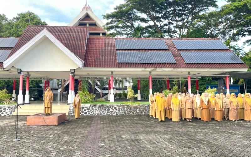 HARI KARTINI. ASN perempuan di lingkup Pemprov Sulsel mengikuti Apel Peringatan Hari Kartini 2025 di Lapangan Kantor Gubernur Sulsel, Senin (21/4/2025). foto: istimewa