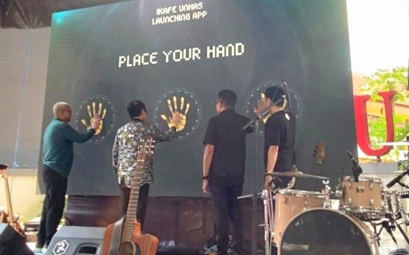 PERESMIAN. Rektor Unhas, Jamaludin Jompa, meresmikan aplikasi IKAFE untuk mempersatukan serta memperkuat persatuan alumni Fakultas Ekonomi dan Bisnis (FEB) Unhas. foto: istimewa