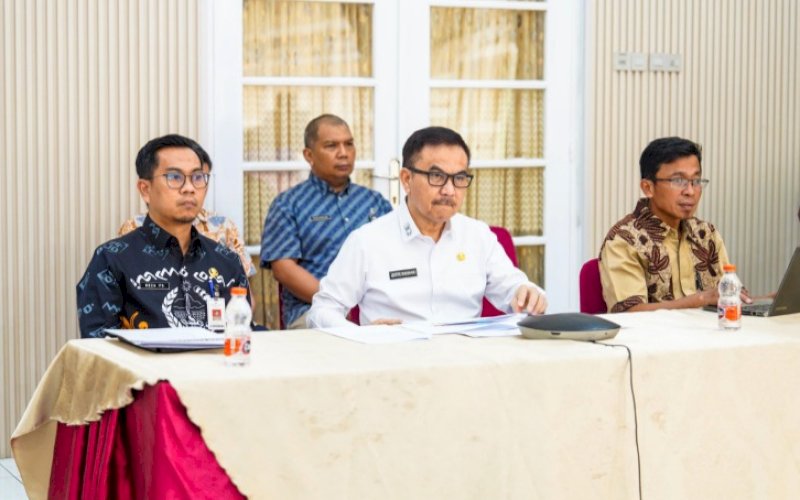 RAKOR. Sekda Provinsi Sulsel, Jufri Rahman (tengah), mengikuti rapat koordinasi terkait laporan perkembangan penggunaan kendaraan bermotor listrik berbasis baterai (battery electric vehicle) sebagai kendaraan dinas operasional dan/atau kendaraan perorangan instansi pemerintah daerah secara virtual dari Rujab Sekda Sulsel, Kamis (24/4/2025). foto: istimewa
