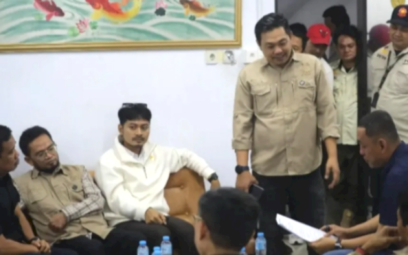 PENINJAUAN. Komisi A DPRD Kota Makassar melakukan peninjauan lapangan ke gudang plastik milik Toko Indah di Jl Cakalang, Kelurahan Tabaringan, Kecamatan Ujung Tanah, Kota Makassar, Rabu (5/2/2025). foto: istimewa