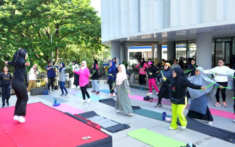 POUND FIT. Ketua TP PKK Kota Makassar, Melinda Aksa, bersama pengurus TP PKK, Dekranasda, dan Pokja Bunda PAUD Kota Makassar mengikuti olahraga bersama bertajuk 'Healthy Pound Fit Fun' di Gedung PKK Kota Makassar, Sabtu (26/4/2025). foto: istimewa