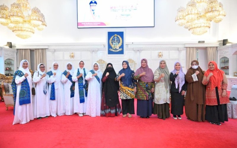PERTEMUAN. Ketua Tim Penggerak PKK Provinsi Sulsel, Naoemi Octarina, menerima kunjungan audiensi dari Pengurus Wilayah BKMT Provinsi Sulsel di Rujab Gubernur, Selasa (15/4/2025). foto: istimewa