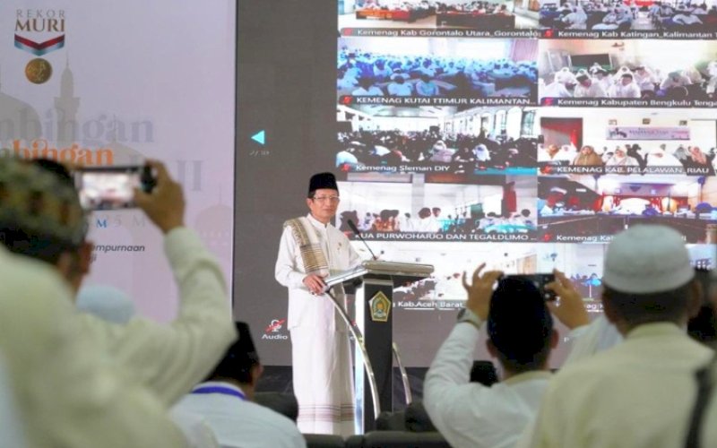 MATERI. Menteri Agama, Nasaruddin Umar, menyampaikan materi dalam Bimbingan Manasik Haji Nasional, Sabtu (19/4/2025). foto: istimewa
