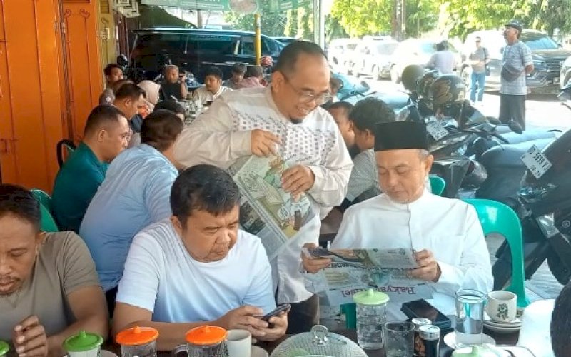 NGOPI. Wakil Ketua DPD RI Tamsil Linrung (kanan) bersama Direktur Harian Rakyat Sulsel Daswar M Rewo (berdiri), saat menikmati suasana santai di Warkop Dg Anas, Jl Faisal XII, Kota Makassar, Selasa (22/4/2025). foto: istimewa