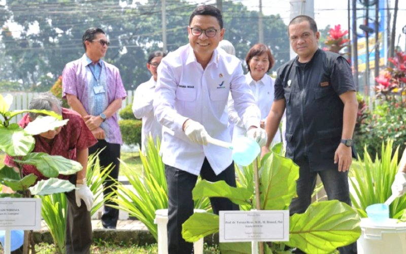 TANAM POHON. Kepala BPOM RI, Taruna Ikrar, menanam pohon. foto: istimewa
