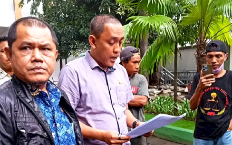 TERIMA ASPIRASI. Anggota DPRD Kota Makassar, Tri Sulkarnain Ahmad (F-Mulia), menerima aspirasi mahasiswa yang tergabung dalam Aliansi Mahasiswa Peduli Hukum di Gedung DPRD Makassar. foto: istimewa