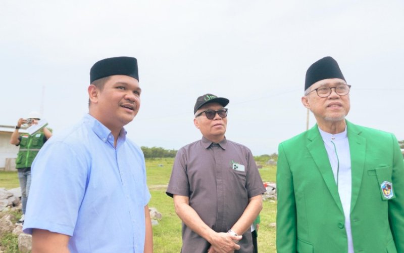 KUNJUNGAN. Bupati Bantaeng, M Fathul Fauzy Nurdin, mengunjungi pembangunan Kampus UMI di Desa Nipa-nipa, Dusun Tanetea, Kecamatan Pajukukang, Kabupaten Bantaeng, Sabtu (19/4/2025). foto: istimewa