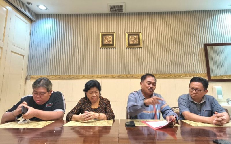 BERI KETERANGAN. Kuasa Hukum Penggugat, Muara Harianja, pada sengketa Yayasan Atma Jaya Makassar memberikan keterangan. foto: istinewa