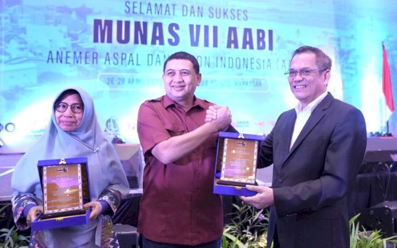 MUNAS AABI. Ketua Umum AABI Zulkarnain Arief menyerahkan cendera mata kepada Wali Kota Makassar Munafri Arifuddin saat menghadiri Munas VII Anemer AABI 2025 di Hotel Four Points by Sheraton Makassar, Minggu (27/4/2025). foto: istimewa