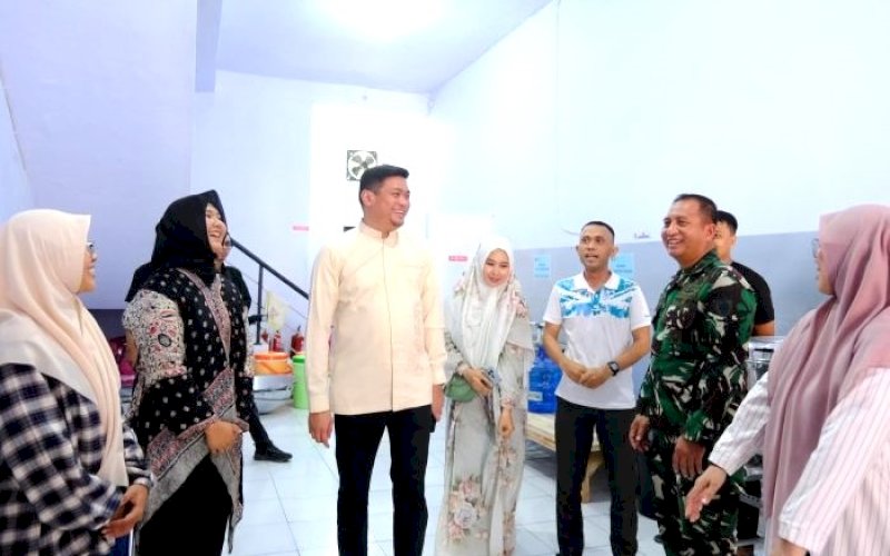 PENINJAUAN. Bupati Gowa, Adnan Purichta Ichsan, meninjau Satuan Pelayanan Pemenuhan Gizi (SPPG) terkait kesiapan uji coba Makanan Bergizi di Kabupaten Gowa yang berlokasi di Jl Tumanurung dan Jl Andi Mallombassang, Kecamatan Somba Opu, Minggu (12/1/2025). foto: istimewa