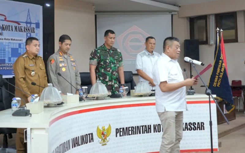 PELANTIKAN. Ketua Gapeksindo Sulsel Amirullah Nur Saenong melantik Ketua Gapeksindo Makassar Kamaruddin Olle bersama jajaran pengurusnya disaksikan langsung Wali Kota Makassar, Munafri Arifuddin, bersama jajaran pejabat Pemkot Makassar dan Forkopimda Kota Makassar di Balai Kota Makassar, Senin (19/5/2025). foto: istimewa