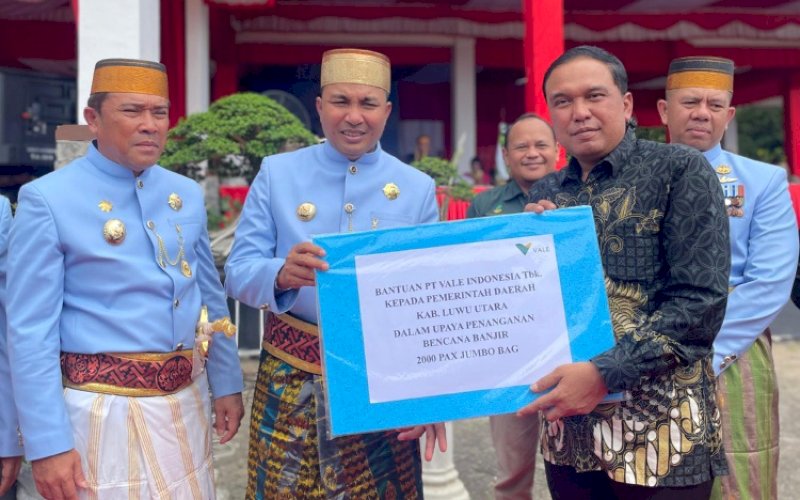 BANTUAN. PT Vale Indonesia menyerahkan 2.000 jumbo bag berkapasitas 1 ton untuk mendukung upaya mitigasi bencana banjir yang kerap mengancam masyarakat akibat curah hujan ekstrem yang diterima Bupati Luwu Utara, Andi Abdullah Rahim. foto: istimewa