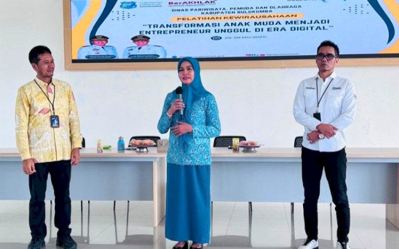 PELATIHAN. Ketua Tim Penggerak PKK Kabupaten Bulukumba, Andi Herfida Muchtar (tengah), menghadiri Pelatihan Kewirausahaan bertema 'Transformasi Anak Muda Menjadi Enterpreneur Unggul di Era Digital' yang digelar Disparpora Kabupaten Bulukumba di Gedung Pinisi Bulukumba, Selasa (27/5/2025). foto: istimewa
