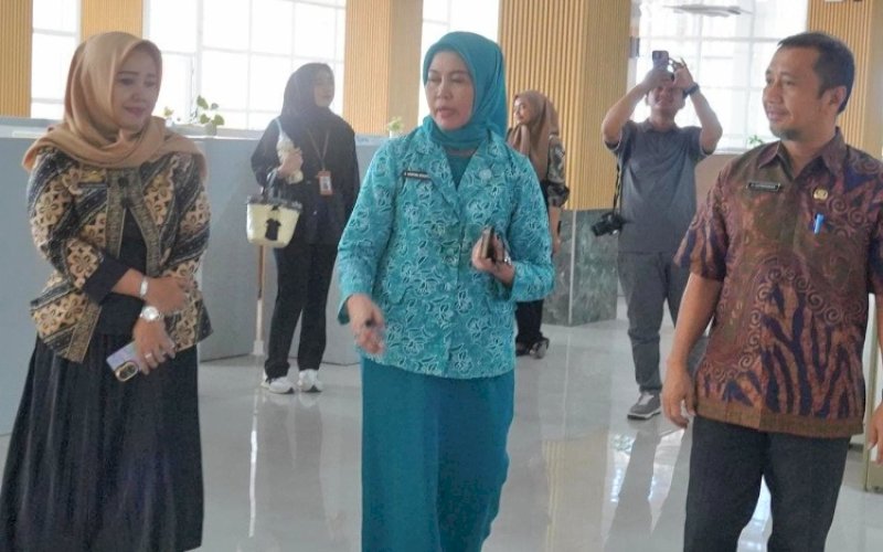 PEMANTAUAN. Ketua Tim Penggerak PKK Kabupaten Bulukumba, Andi Herfida Muchtar(tengah), keliling memantau langsung sejumlah ruangan di Gedung Pinisi Bululumba, Kamis (15/5/2025). foto: istimewa