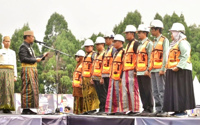 PROYEK STRATEGIS. Gubernur Sulsel, Andi Sudirman Sulaiman, mengumumkan proyek strategis baru yang diberi nama Matano Belt Road jalan lingkar pesisir Danau Matano yang akan menghubungkan Desa Ussu ke Nuha di sela-sela Perayaan Hari Jadi Luwu Timur ke-22, Senin (19/5/2025). foto: istimewa