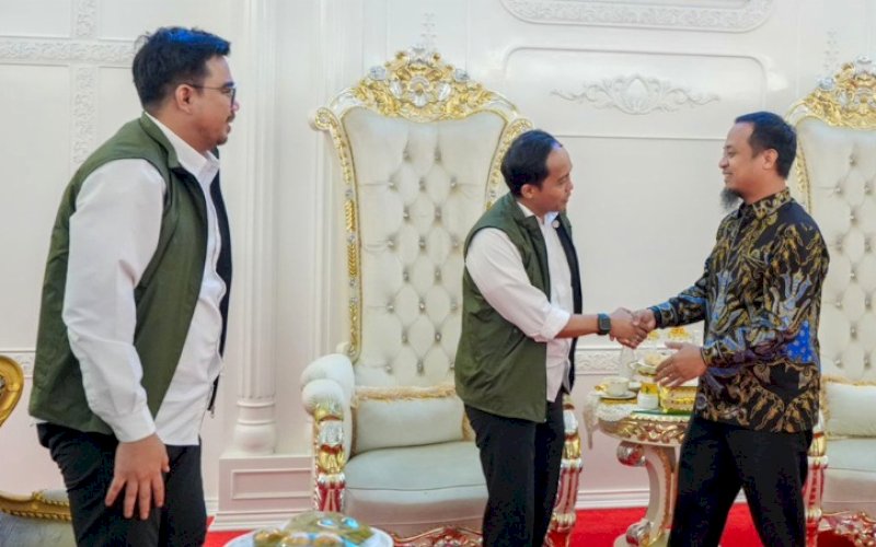 PERTEMUAN. Gubernur Sulsel Andi Sudirman Sulaiman menerima kunjungan Menteri Kehutanan RI Raja Juli Antoni bersama Wakil Menteri Kehutanan Sulaiman Umar Siddiq di Rumah Jabatan Gubernur Sulsel, Rabu (14/5/2025) malam. foto: istimewa