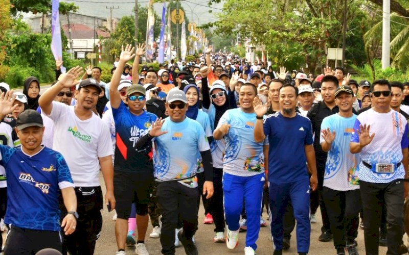 ANTI MAGER. Gubernur Sulsel, Andi Sudirman Sulaiman, secara resmi melepas peserta dan ikut Luwu Timur Fun Run 2025 dan Sulsel Anti Mager, Minggu (18/5/2025). foto: istimewa