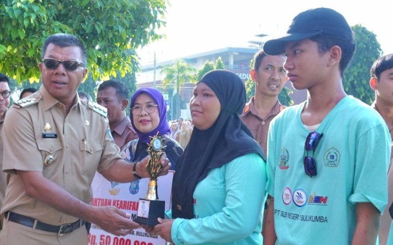 PENGHARGAAN. Bupati Bulukumba, Andi Muchtar Ali Yusuf, menyerahkan penghargaan kepada siswa SLBN 1 Bulukumba yang menjadi juara umum I lomba kompetensi siswa, festival seni, dan sastra siswa nasional, serta Olimpiade Siswa Nasional 2025 Wilayah 4 di sela-sela Apel Gabungan OPD Lingkup Pemkab Bulukumba, Senin (19/5/2025). foto: istimewa