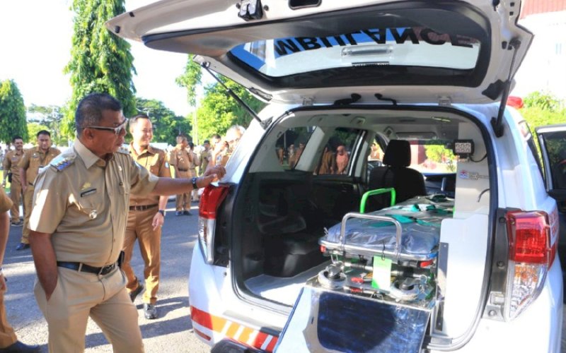 PENINJAUAN. Bupati Bulukumba, Andi Muchtar Ali Yusuf, meninjau mobil ambulans yang diserahkan kepada RSUD H Andi Makkarodda Tanete di sela Apel Gabungan OPD Lingkup Pemkab Bulukumba, di halaman Kantor Bupati Bulukumba, Senin (26/5/2025). foto: istimewa