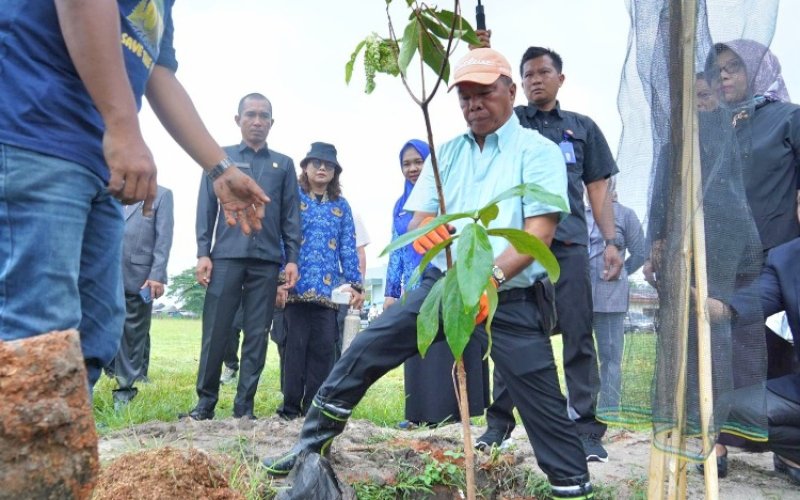 TANAM POHON. Bupati Bululumba, Andi Muchtar Ali Yusuf, mengisi peringatan Hari Kebangkitan Nasional (Harkitnas) ke-117 tahun 2025 dengan menanam pohon produktif di lapangan sepak bola H Andi Sulthan Daeng Radja, Ponre, Kelurahan Matekko, Kecamatan Gantarang, Bulukumba, Senin (20/5/2025). istimewa