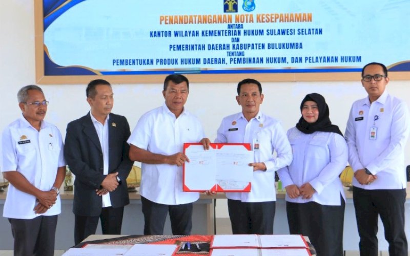 PENYERAHAN. Kakanwil Kemenkum Sulsel Andi Basmal menyerahkan lima Hak Kekayaan Intelektual Komunal kepada Pemkab Bulukumba diterima Bupati Bulukumba Andi Muchtar Ali Yusuf di Ruang Kahayya, Gedung Pinisi Bulukumba, Rabu (30/4/2025). foto: istimewa