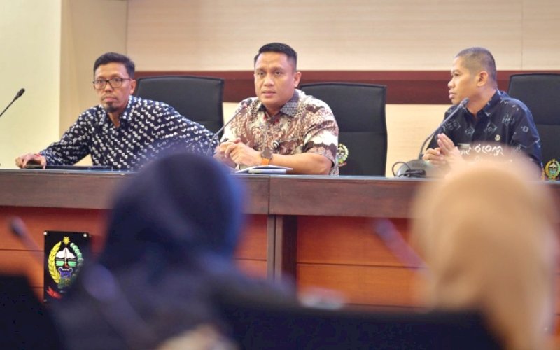 RAPAT. Kepala Diskominfo-SP Provinsi Sulsel, Andi Winarno Eka Putra (tengah), memimpin Rapat Penetapan Daftar Informasi Publik (DIP) dan Daftar Informasi yang Dikecualikan (DIK) 2025 di Ruang Rapat Pimpinan Kantor Gubernur Sulsel, Kamis (15/5/2025). foto: istimewa