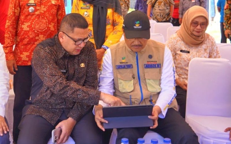 PENINJAUAN. Wali Kota Makassar, Munafri Arifuddin bersama Menteri Sosial RI Saifullah Yusuf meninjau langsung salah satu lahan di kawasan Salodong, Kelurahan Untia, Kecamatan Biringkanaya, Kota Makassar, Kamis (8/5/2025). foto: istimewa