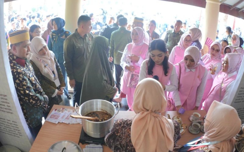 WARNA BUDAYA. Wali Kota Makassar Munafri Arifuddin mendampingi Istri Wakil Presiden (Wapres) RI Gibran Rakabuming Raka, Selvi Ananda, menghadiri Warna Budaya di Benteng Rotterdam Makassar, Kamis (22/5/2025). foto: istimewa