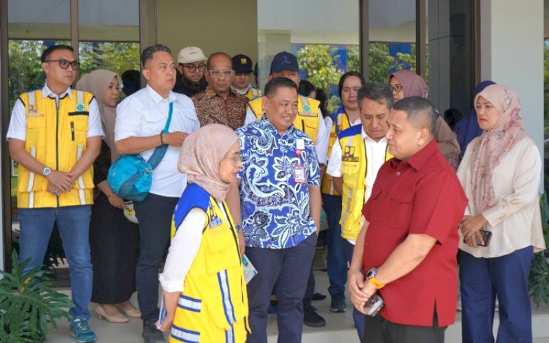 KUNJUNGAN. Wali Kota Makassar Munafri Arifuddin berdiskusi dengan Direktur Jenderal Cipta Karya Kementerian Pekerjaan Umum Dewi Chomistriana saat mengunjungi IPAL Losari, Makassar, Selasa (13/5/2025). foto: istimewa