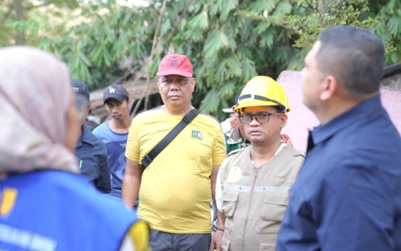 KUNJUNGAN. Wali Kota Makassar Munafri Arifuddin mendampingi Direktur Jenderal Cipta Karya Kementerian Pekerjaan Umum Dewi Chomistriana saat mengunjungi TPA sampah di Antang, Kecamatan Manggala, Kota Makassar, Selasa (13/5/2025).foto: istimewa