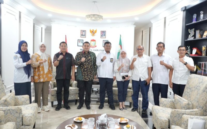 PERTEMUAN. Plt Direktur Utama Perumda Air Minum (PDAM) Kota Makassar Hamzah Ahmad mendampingi Wali Kota Makassar Munafri Arifuddin menerima kunjungan Kepala BBPJN Sulsel Asep Syarip Hidayat di Ruang Kerja Wali Kota Makassar, Kamis (22/5/2025). foto: istimewa
