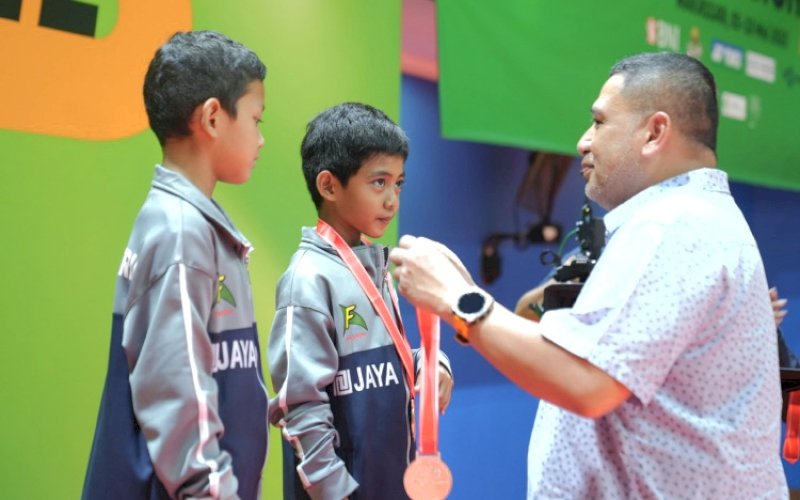 PENGALUNGAN MEDALI. Wali Kota Makassar, Munafri Arifuddin, mengalungkan medali di sela-sela membuka Kejuaraan WONDR Sirkuit Nasional (Sirnas) B, Kota Makassar di Gedung Olahraga (GOR) Kampus Politeknik Kesehatan (Poltekkes) Makassar, Sabtu (10/5/2025). foto: istimewa