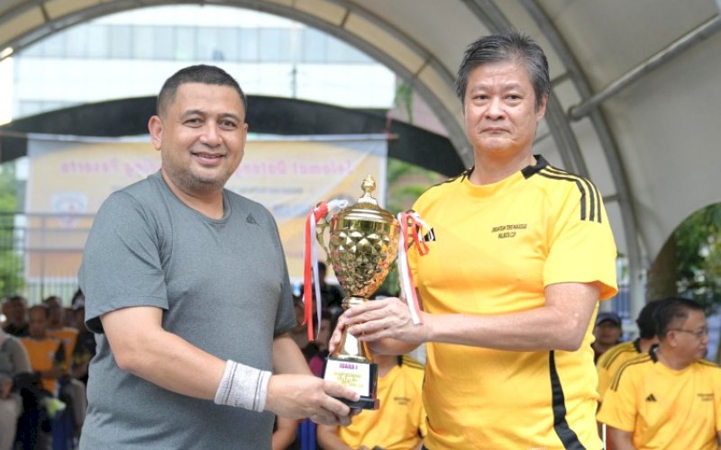 PEMBUKAAN. Wali Kota Makassar, Munafri Arifuddin, membuka Kejurnas Tenis Yunior dan Beregu Campuran (Beginner and Intermediate) Wali Kota Cup 2025 di Lapangan Tenis Karebosi Makassar, Minggu (11/5/2025). foto: istimewa