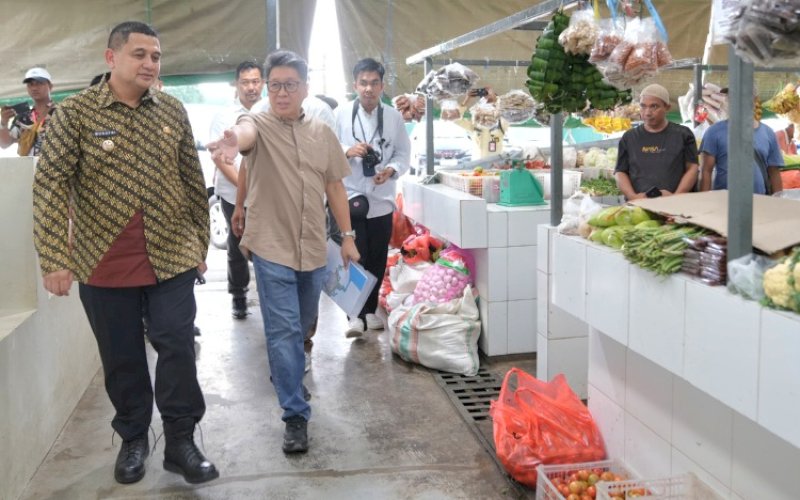 KUNJUNGAN. Wali Kota Makassar, Munafri Arifuddin, mengunjungi Pasar Summarecon di area Summarecon Mutiara Makassar, Kecamatan Biringkanaya, Kota Makassar, Rabu (14/5/2025). foto: istimewa