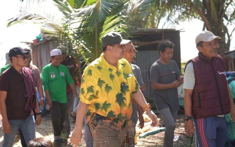 KUNJUNGAN. Wali Kota Makassar, Munafri Arifuddin, mengisi akhir pekan atau hari liburnya, Minggu (4/5/2025), dengan melakukan kunjungan ke empat pulau terluar dan terpencil untuk menjemput langsung aspirasi masyarakat. foto: istimewa
