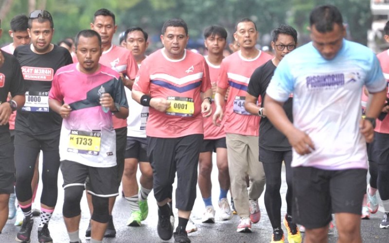 BERLARI. Wali Kota Makassar, Munafri Arifuddin, berlari pada ajang Makassar Half Marathon (MHM) 2025, Sabtu (31/5/2025). foto: istimewa