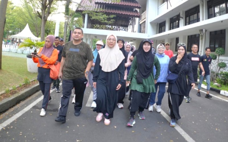 MHM 2025. Wali Kota Makassar Munafri Arifuddin didampingi Ketua TP PKK Kota Makassar Melinda Aksi mengikuti agenda rangkaian Makassar Half Marathon (MHM) 2025 di Balai Kota Makassar, Minggu (25/5/2025). foto: istimewa