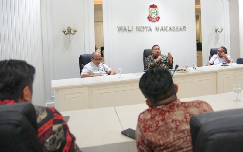 PEMAPARAN. Wali Kota Makassar Munafri Arifuddin mendampingi Tim Pemantau dan Evaluasi Proyek Strategis Kementerian PU Komang Raka, saat paparan proyek di Kantor Wali Kota Makassar, Kamis (22/5/2025). foto: istimewa