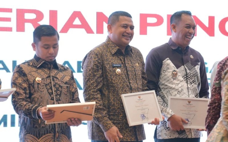 PENGHARGAAN. Wali Kota Makassar, Munafri Arifuddin (tengah), menerima penghargaan dari KPK RI sebagai pemerintah daerah dengan Monitoring Center for Prevention (MCP) 2024 di Jakarta, Kamis (15/5/2025). foto: istimewa