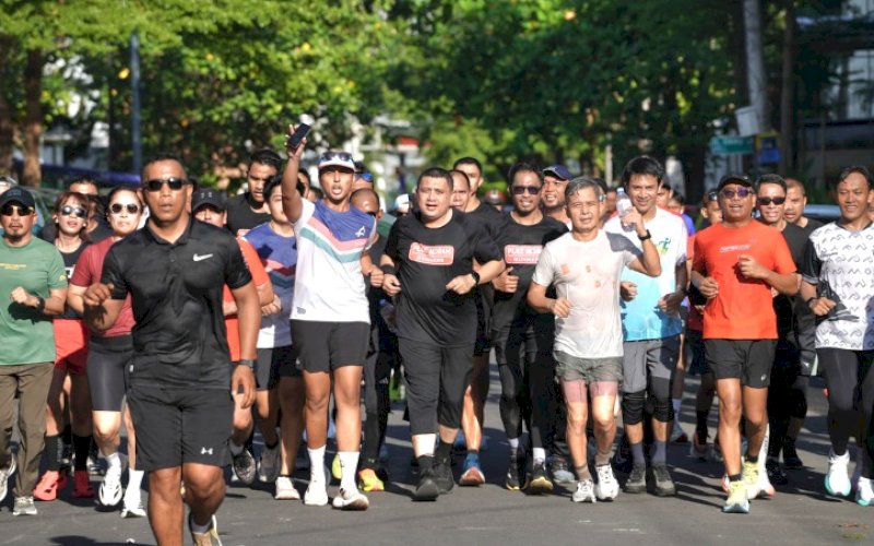 MHM. Wali Kota Makassar, Munafri Arifuddin (tengah), memimpin komunitas pelari berlari dari Balai Kota Makassar hingga Cafe Talk Space di Jl Emmy Saelan, Minggu (18/5/2025). Kegiatan ini untuk menyambut event Makassar Half Marathon (MHM) 2025, 31 Mei hingga 1 Juni 2025 di Anjungan Pantai Losari Makassar. foto: istimewa