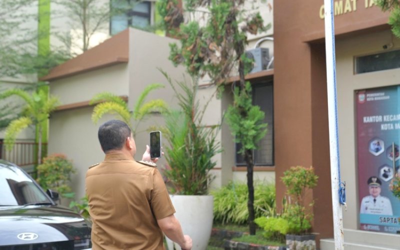 AMBIL GAMBAR. Wali Kota Makassar, Munafri Arifuddin, mengambil gambar saat melakukan Inspeksi Mendadak (Sidak) ke sejumlah pusat layanan masyarakat, termasuk Kantor Camat, Puskesmas, dan Sekolah Dasar di wilayah Kecamatan Tamalate, Kota Makasaar, Selasa (27/5/2025). foto: istimewa