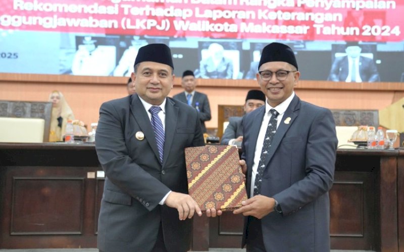 PENYERAHAN. Ketua DPRD Kota Makassar Supratman menyerahan keputusan DPRD Makassar tentang rekomendasi LKPJ Wali Kota Makassar Tahun Anggaran 2024 kepada Wali Kota Makassar Munafri Arifuddin pada rapat paripurna di Ruang Rapat Raripurna DPRD Makassar, Selasa (27/5/2025). foto: istimewa