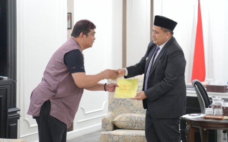 AUDIENSI. Wali Kota Makassar, Munafri Arifuddin, menerima audiensi Indora Global, Rumah Semut Film, dan DFI, membahas rencana produksi karya 'Film Lokal The Movie 2026' di Balai Kota Makassar, Senin (27/5/2025). foto: istimewa