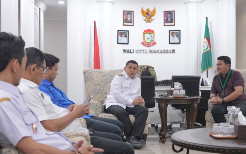 SILATURAHMI. Wali Kota Makassar Munafri Arifuddin menerima kunjungan silaturahmi Ketua Umum HMI Badko Sulselbar Asrullah Dimas bersama jajaran pengurusnya di Kantor Balai Kota Makassar, Rabu (21/5/2025). foto: istimewa